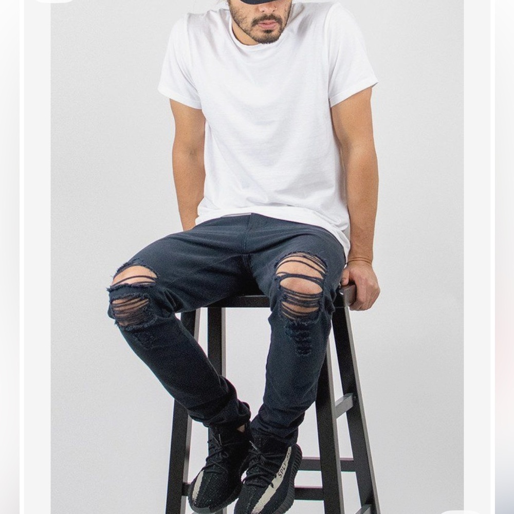 Enslaved- Men's Black ripped tapered distressed Jeans. NWT-Size: 34